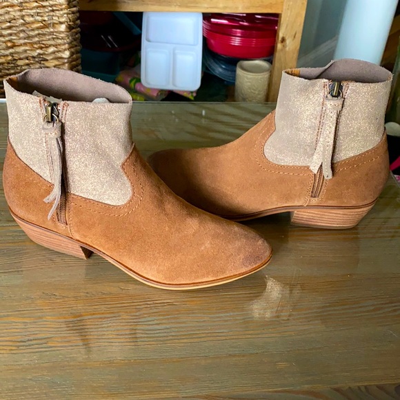 Frye Shoes - NWOB Frye Bootie tan suede Metallic size 6